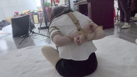 美女栖月五花绑架挣扎 第5张