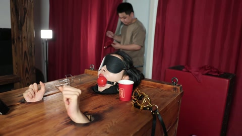 美女的嘴巴 “捕获一美女，关进木箱枷住脖子，露出头部，然后上道具 观赏。主要用了三种嘴巴刑具，强制喂... 第5张