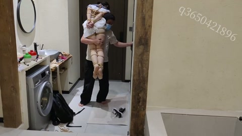 被发现自己在楼道玩自缚的女孩然后带回酒店调教 第5张