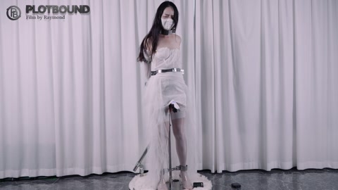被禁锢在one bar prison上的婚纱+乳胶口罩模特的窗前展示（后半段突发奇想，突然拉开窗帘，... 第5张