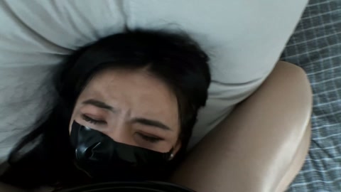 被绑架囚禁的肉丝连身袜美女。全身分腿紧紧绑死，胶带严格封住面部，可怜且哀求的眼神让人欲罢不能。沦为被... 第5张