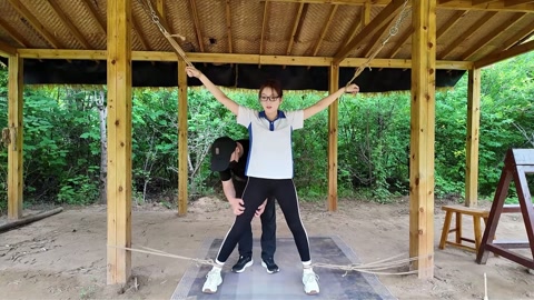 贝贝TKSP第三部下小美女贝贝被带到一个房间绑到长凳子上SP，被打哭还不罢休，又被带到户外，大字捆绑... 第5张