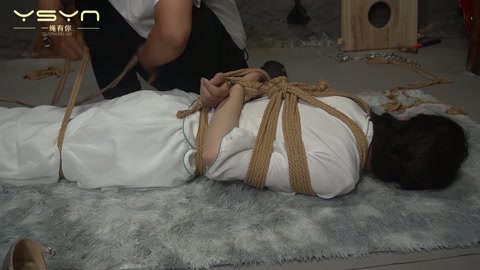 风雨囚生 示威游行女孩被捕后被拷在十字架上鞭打诱惑不从驷马高高吊起金属架紧固刷挠脚心 第5张