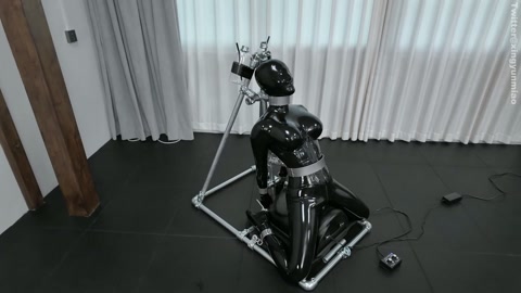Reflective Desire的钢管刑架再次复刻——这回加了点猛料，坐入马鞍炮机再铐上刑架｜全程... 第5张