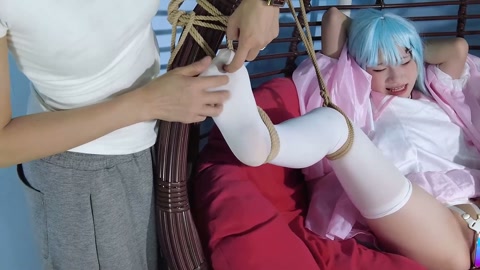 cos碧蓝航线尼古拉斯 COS碧蓝航线里性感的尼古拉斯！吊篮里开腿挠脚心！戴吸Y器棒棒刺激强G调J！... 第5张