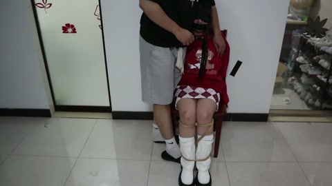 【荷仙素人实记】椅子缚捆绑玩素人女生2号 丰满型格点裙子白靴女孩，鞭打与震和电击游戏（委屈与 快感交... 第6张