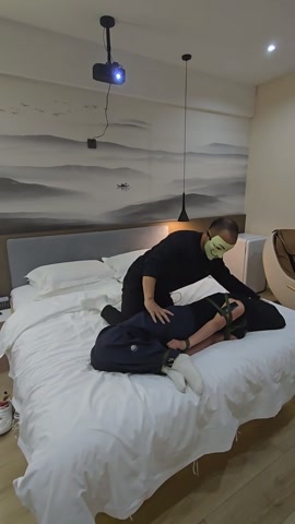 你的女朋友被蒙眼堵嘴驷马捆绑在床上，长时间放置不管，强行蒙眼堵嘴，让她自己逃脱，没想到她自己竟然解开... 第6张