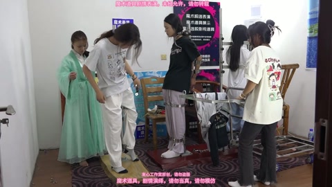 几个女大学生玩站立架，不同的站立架，也许体验感是不一样的，有的站立架能坚持的时间长一点，有的就比较难... 第6张