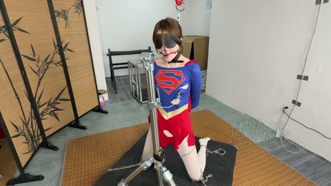 女超人劫难（二）电击肛塞 乳夹牵引 勒颈放置 第6张