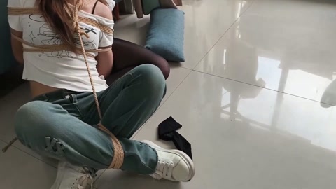 定制灵儿×冰柠×小芮·三个女生的故事【丝足特写】【三人出镜】【挣扎逃脱】【神颜冲击】 第6张