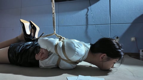 定拍白领魏灿驷马口球 魏灿先被日式、跪坐戴红色口球捆绑放置，双腿分别被折叠捆绑，累了后跪爬在地，鞋子... 第6张
