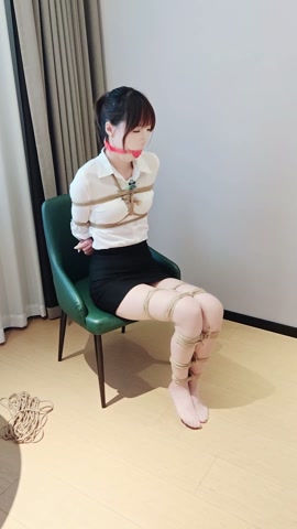 小云ol风格穿搭被绑在椅子上挣扎 摸腿 第6张