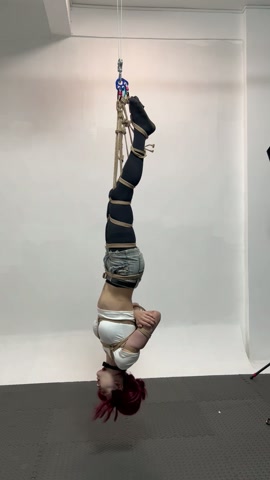 山田小姐倒吊地狱，一开始还嘻嘻哈哈做运动挣扎。放放最后情绪崩溃大哭起来 第6张
