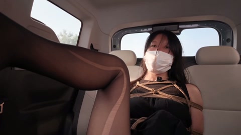 户外体验日式后高手 绑好以后，丝袜堵嘴 ，小怡在车后排 体验人群中路过 第6张
