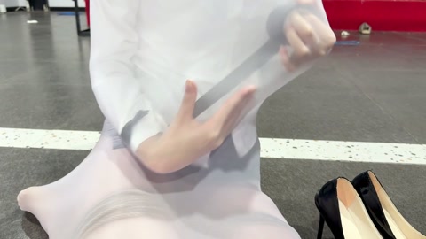 无人之境-自缚解压被老板抓包的女职员 第6张