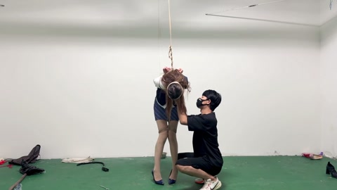 暴力虐打空姐-勒颈z息-踢踹鞭打 第6张