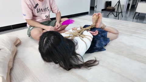 模特鱼丸jk捆绑 可爱大学生鱼丸被驷马捆绑放置，连脚趾都没放过，带上口球挣扎，无助的留下口水，换上渔... 第6张