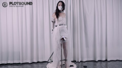 被禁锢在one bar prison上的婚纱+乳胶口罩模特的窗前展示（后半段突发奇想，突然拉开窗帘，... 第6张