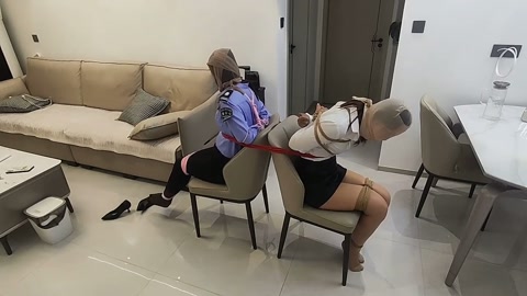 角色扮演（ 女保安与白领），回家遭遇劫持，最后惨遭勒脖窒息 第6张