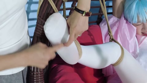 cos碧蓝航线尼古拉斯 COS碧蓝航线里性感的尼古拉斯！吊篮里开腿挠脚心！戴吸Y器棒棒刺激强G调J！... 第6张