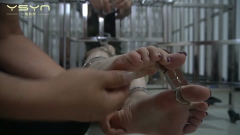 【笼中绝境】女队员青禾搭救队长也被打晕关笼金属镣铐挠脚心调教越笼逃跑未果又被手脚拷在笼中等待大鱼上钩 第7张