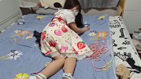 【跳蛋】【控制高潮】偷偷看绳图缓解寂寞的小狐被当场抓包 强迫控制小狐自己用丝袜堵嘴又被绑起来用跳蛋玩... 第7张