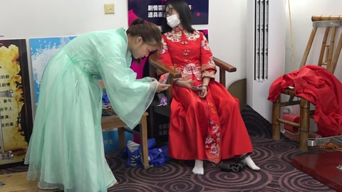 兰兰红色秀禾服，被捆绑鞭打招供，手铐脚镣，砝码脚镣 第7张