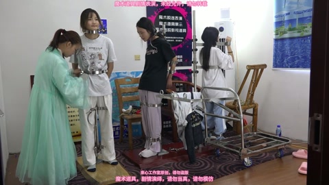 几个女大学生玩站立架，不同的站立架，也许体验感是不一样的，有的站立架能坚持的时间长一点，有的就比较难... 第7张