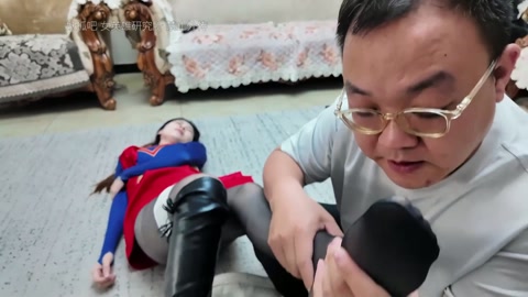 南清 女超人被宇宙猎人击败俘获直播羞辱 第7张