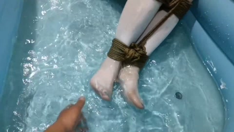 女超人雅思接到任务,去抓拿歹徒,刚进去歹徒老巢,空中毒气把她熏晕过去.被绑了起来 第7张