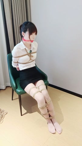 小云ol风格穿搭被绑在椅子上挣扎 摸腿 第7张
