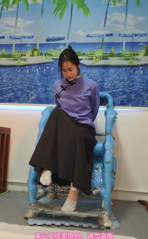 小月五四装，脖手脚连铐，喂鱼，家居简单生活剧情 第7张