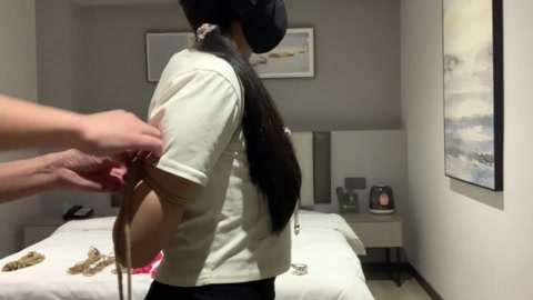 小果第一次见她的主人  小果千里迢迢第一次去见她的主人，她被要求先去到酒店房间，并自己把手反铐好跪在... 第7张