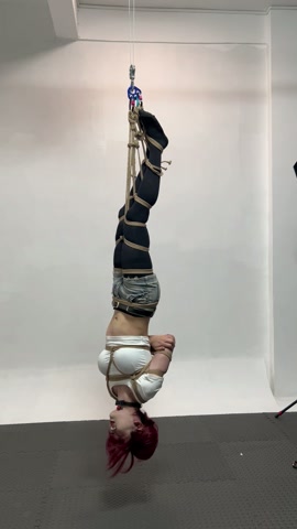 山田小姐倒吊地狱，一开始还嘻嘻哈哈做运动挣扎。放放最后情绪崩溃大哭起来 第7张