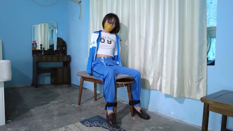 惨案现场可怜的母女两被歹徒入室双人捆绑在椅子上用刀伤害女儿威胁母亲！丝袜塞嘴胶带封嘴丝袜塑料袋套头层... 第7张