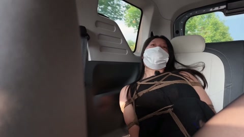户外体验日式后高手 绑好以后，丝袜堵嘴 ，小怡在车后排 体验人群中路过 第7张