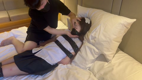 新人涵涵窒息片（带上口球胶带封住口鼻，无力挣扎看在白幼瘦身上真的是太美妙） 第7张