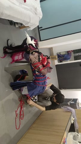 海瑟音cos捆绑，尝试只用一张凳子为支点驷马 第7张