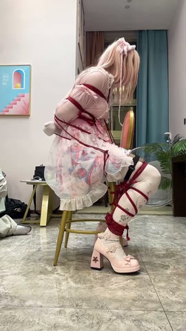 粉色lo裙白丝的紧缚挣脱，要在训练器的持续干扰下快速逃脱才行 第7张