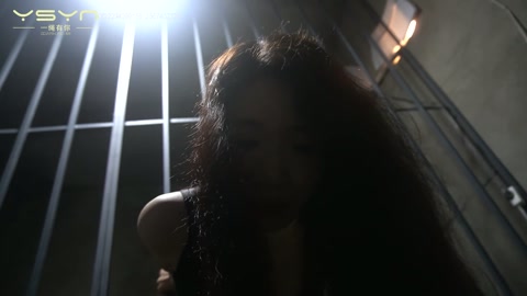 红罂粟（中）女毒枭青禾被押进审讯室拒不交代开启电刑又被反铐栏杆上加大电流供认不讳拍照留档 第7张
