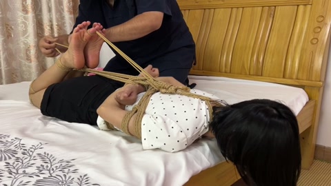 红豆每日一绳 日式驷马 绑脚趾 各种挣扎无法挣脱 拎起脚丫玩 第7张