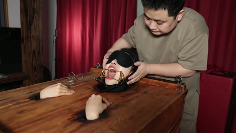 美女的嘴巴 “捕获一美女，关进木箱枷住脖子，露出头部，然后上道具 观赏。主要用了三种嘴巴刑具，强制喂... 第7张