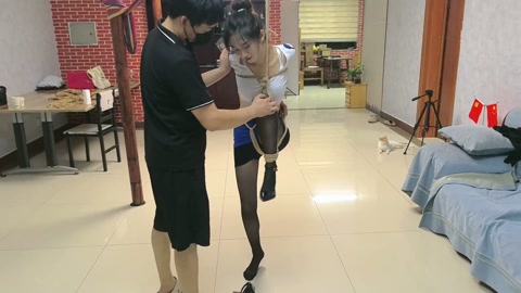 茹茹单腿吊缚虐足 第7张