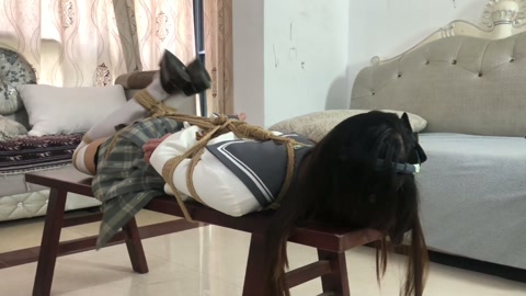 荷露 COS崩坏 流萤 误入活绳屋 自动紧缚绳陷阱抓住逃走再被抓回驷马绑凳子上危机四伏 第7张