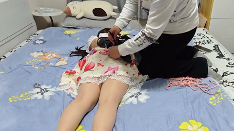 【跳蛋】【控制高潮】偷偷看绳图缓解寂寞的小狐被当场抓包 强迫控制小狐自己用丝袜堵嘴又被绑起来用跳蛋玩... 第8张