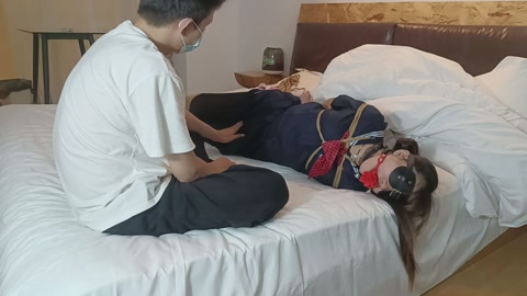 人贩王五系列（精神小妹）王五在又猫在楼道发愁没法交货，这次蹲到了一个心情相当愉快的精神小妹，于是尾随... 第8张