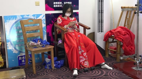 兰兰红色秀禾服，被捆绑鞭打招供，手铐脚镣，砝码脚镣 第8张