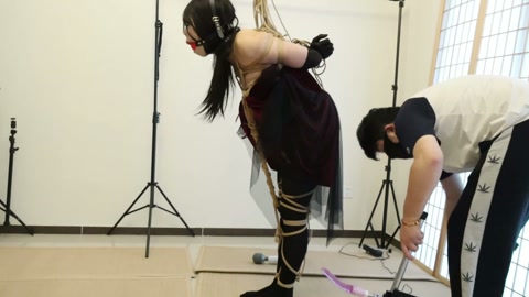 后庭炮机调教男娘，被以一种极其难受得姿势紧缚捆绑站在原地，后面被炮击反复抽插，马具口塞和鼻钩强制让小... 第8张