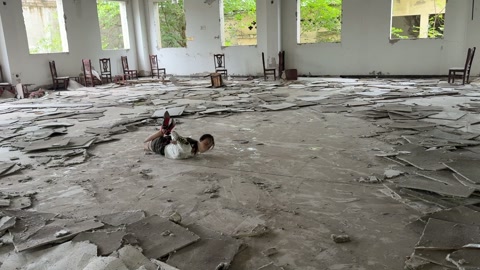 女j自救失败被抛尸荒野 第8张