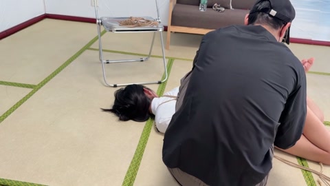 小姑娘单腿吊,驷马，大闸蟹三种不同姿势被缚同时捞脚心 第8张